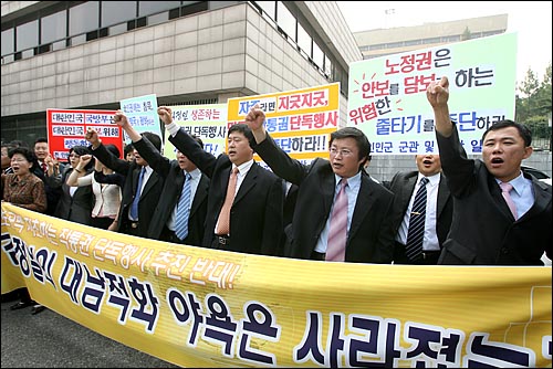 지난 9월 북한군 출신 탈북자들이 '전 인민군 군관 및 병사 101인'의 서명을 받아 11개 탈북자 단체들과 함께 국방부 앞에서 '전시작통권 단독행사 추진반대 기자회견'을 가졌다. 